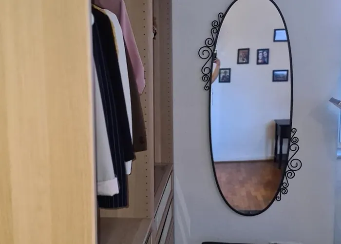 Gemuetliches Zimmer In Einer Altbauwohnung In Der Stadt