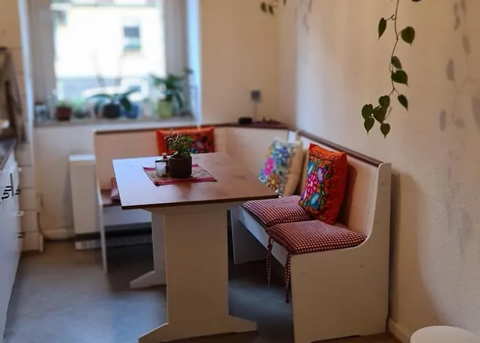 Gemuetliches Zimmer In Einer Altbauwohnung In Der Stadt
